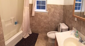 Ein Badezimmer mit Badewanne, Toilette und Waschbecken.