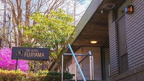 Une enseigne d’hôtel sur laquelle on peut lire : « THE HOTEL FUJIYAMA ».