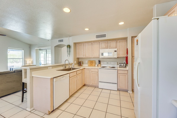 Fridge, microwave, stovetop, dishwasher