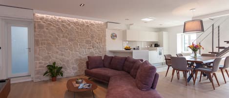 Flatskjerm-TV og stereoanlegg