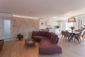 Flat-screen TV, stereo - Luxury Penthouse on Main Square w/ Rooftop Terrace & Sea Views (Makarska)