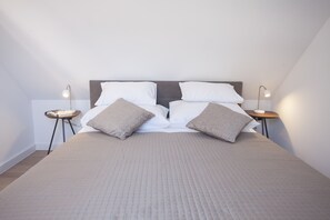 3 bedrooms, in-room safe, iron/ironing board, WiFi - Luxury Penthouse on Main Square w/ Rooftop Terrace & Sea Views (Makarska)