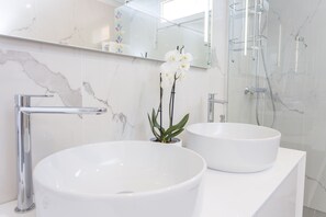 Dusche, kostenlose Toilettenartikel, Haartrockner, Handtücher