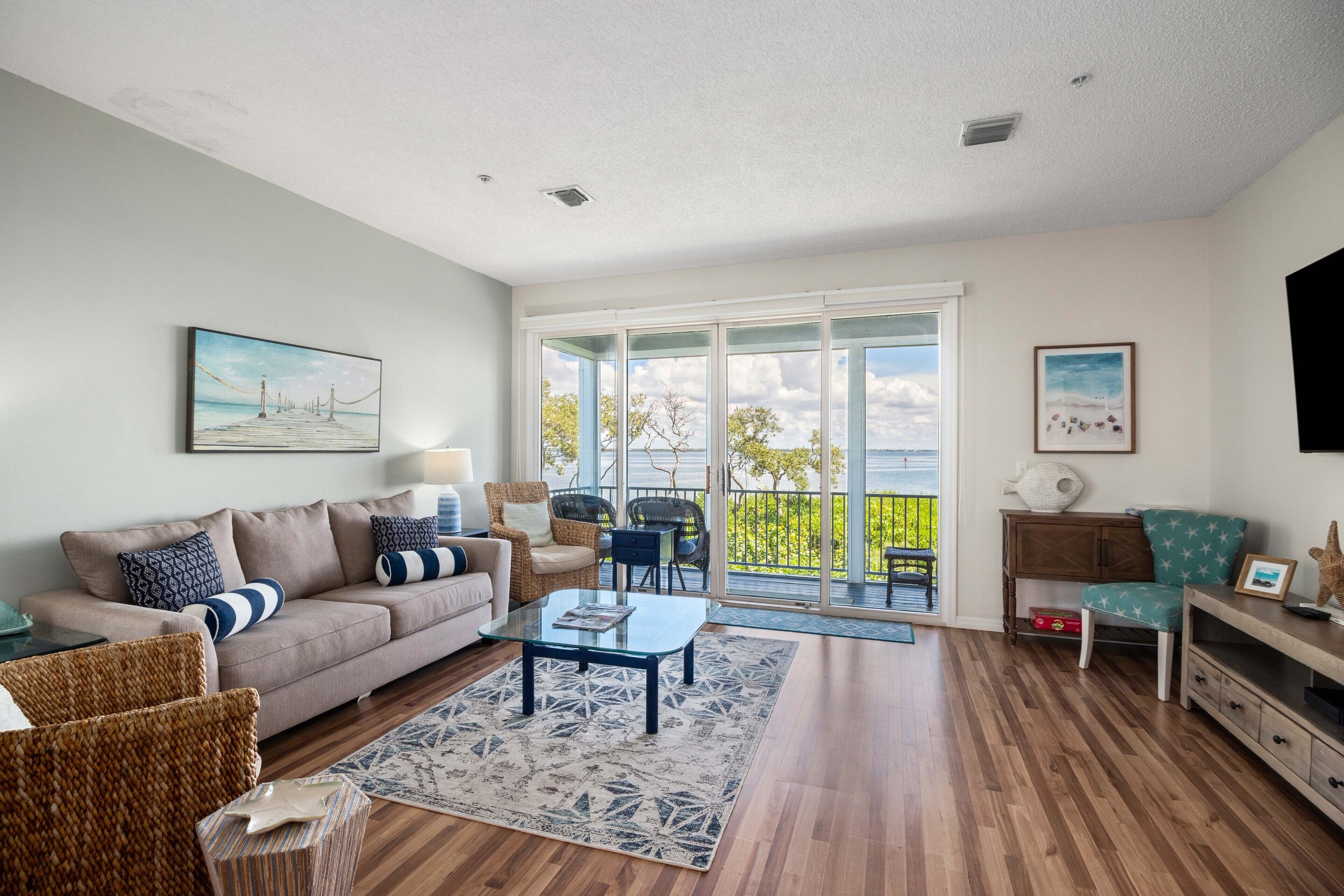 Televisio, kirjoja, työhuone