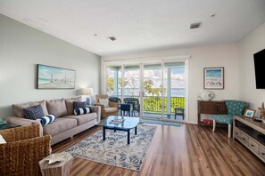 Televisio, kirjoja, työhuone