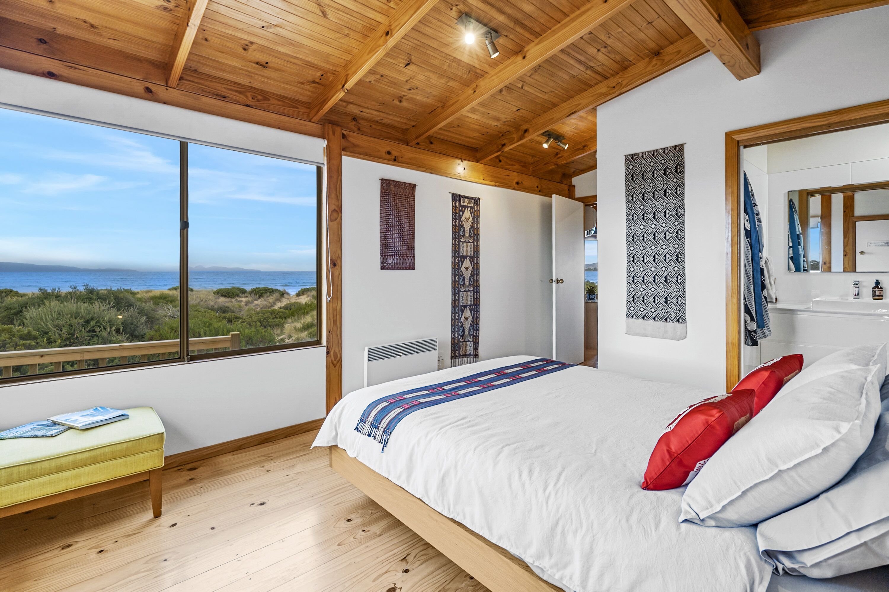 2 habitaciones, tabla de planchar con plancha y cuna de viaje 