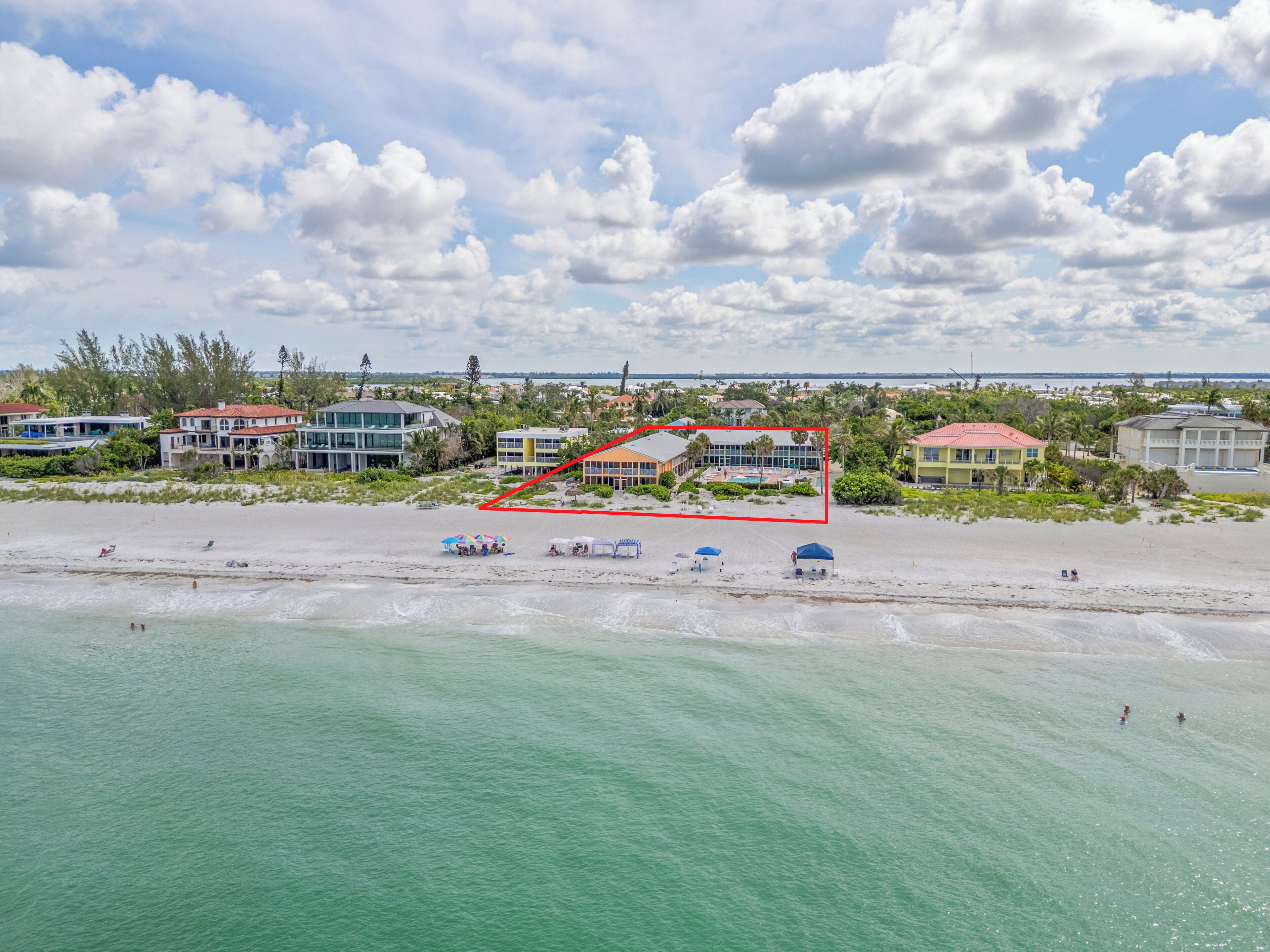 På stranden och parasoller