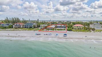 På stranden och parasoller