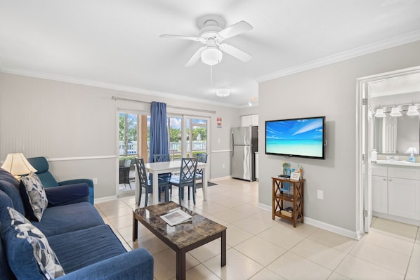 Tv, dvd-afspiller, stereoanlæg