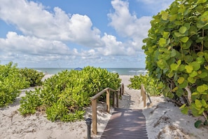 På stranden, parasoller