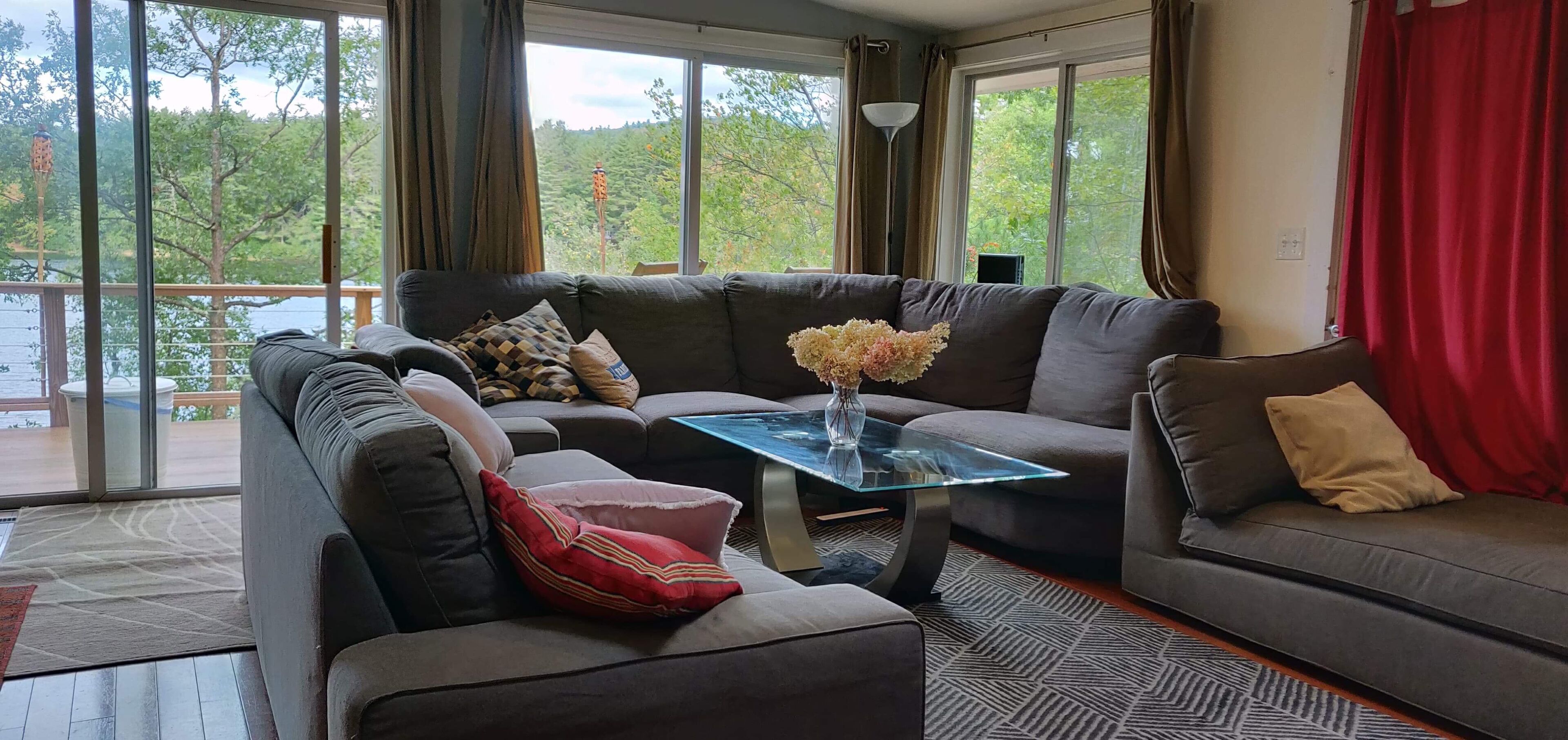 智能电视、壁炉、书、立体声音响