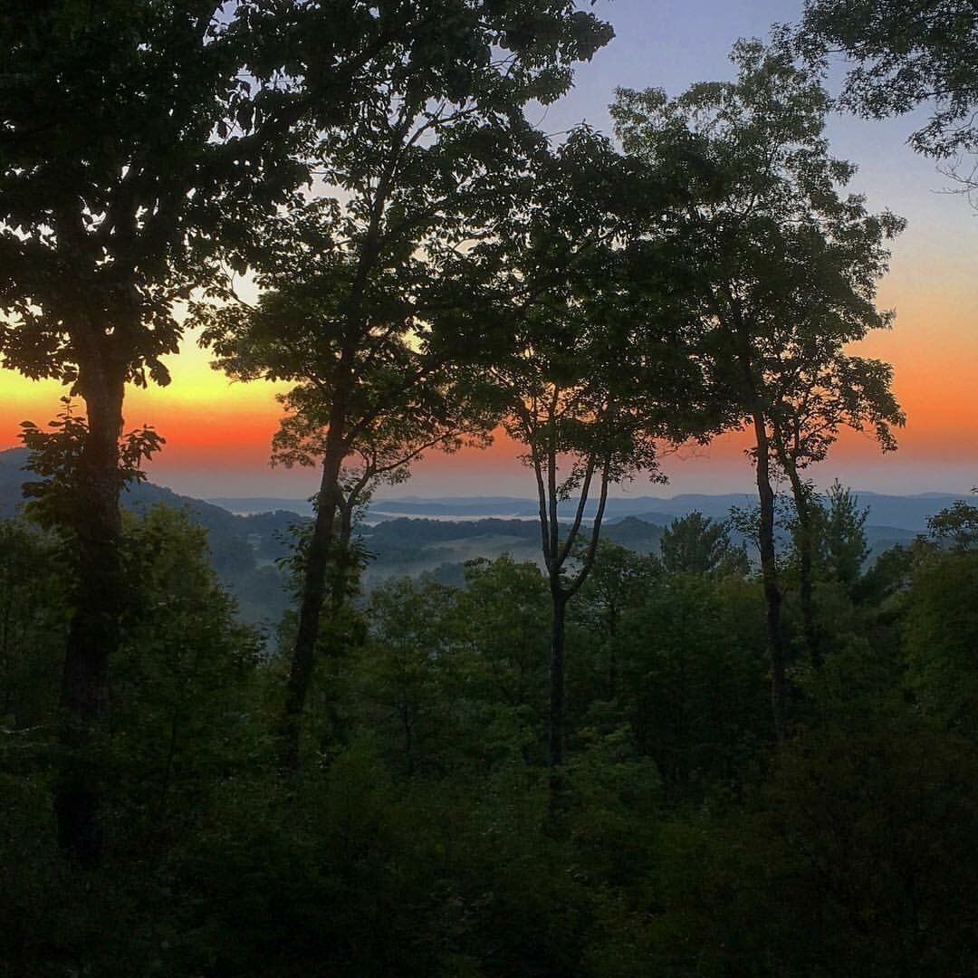 Gorgeous cabin with fireplace, hot tub and mountain views in Lake Toxaway
