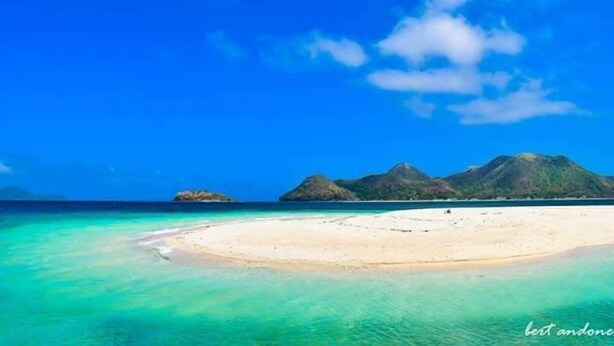 Platja de sorra blanca i servei de connexió amb la platja 