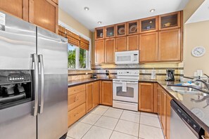 Fridge, microwave, oven, stovetop - 2BR Cedars East #814–Bay Views & Tennis by RVA (Longboat Key)