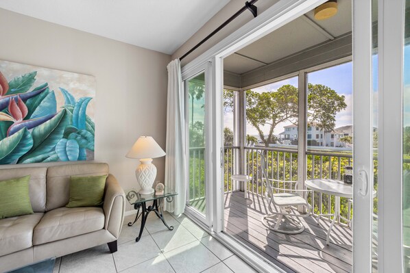 Télévision, livres, chaîne hi-fi, espaces bureaux