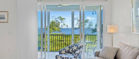 Televisión, reproductor de DVD y oficina