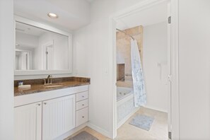 Combined shower/tub, hair dryer, towels