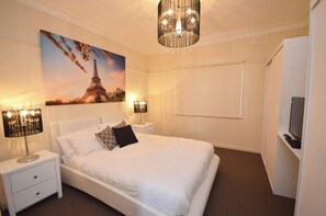 4 Schlafzimmer, Schreibtisch, Bügeleisen/Bügelbrett, Reisekinderbett