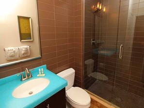 Dusche, Haartrockner, Handtücher