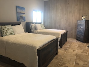 4 habitaciones, tabla de planchar con plancha, wifi y ropa de cama