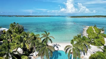 Een buitenzwembad, een infinity pool