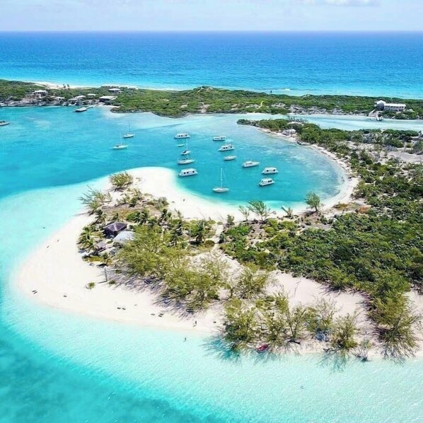 Rannalla, aurinkotuoleja, rantapyyhkeitä