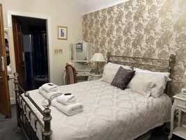 Quarto casal superior (Room6) | Escrivaninha, ferros/tábuas de passar roupa, Wi-Fi de cortesia
