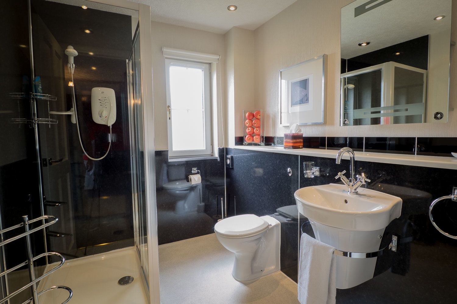 Tweepersoonskamer (Room5) | Badkamer | Een douche, gratis toiletartikelen, handdoeken