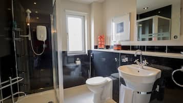 Tweepersoonskamer (Room5) | Badkamer | Een douche, gratis toiletartikelen, handdoeken