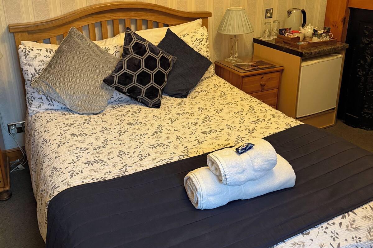 Double Room (Room3) | Desk, iron/ironing board, free WiFi