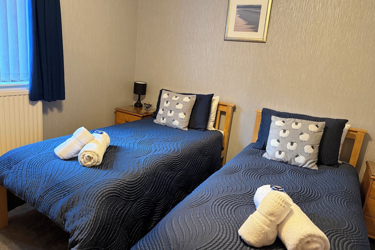 Kahden hengen huone (kaksi sänkyä) (Room1) | Työpöytä, silitysrauta/-lauta, ilmainen Wi-Fi