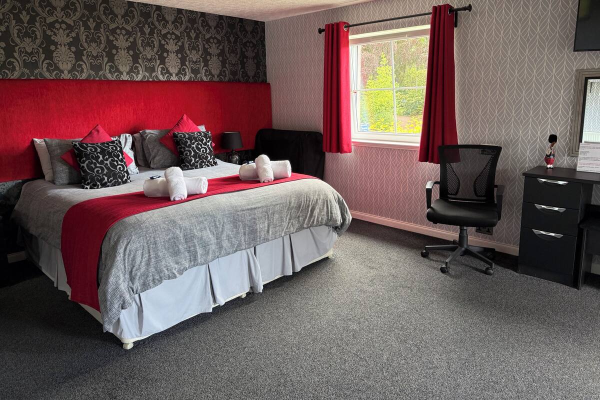 Double Room (Room5) | Desk, iron/ironing board, free WiFi