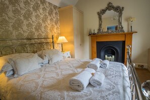 Superior Double Room (Room6) | Desk, iron/ironing board, free WiFi - Dionard Guest House (Inverness)