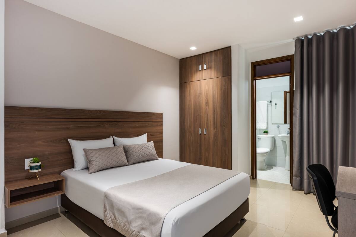 Escritorio, tabla de planchar con plancha, wifi gratis y ropa de cama