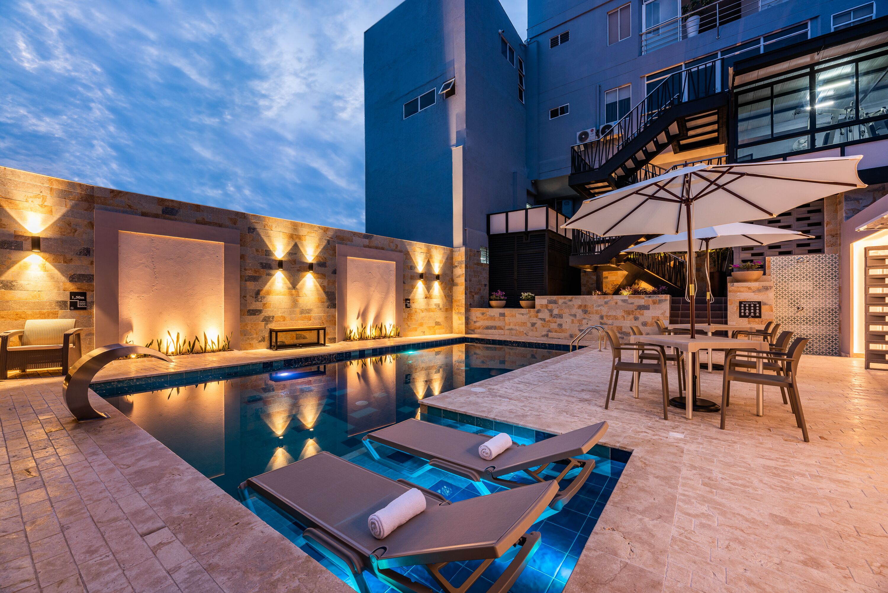 outdoor pool, open 10:00 am to 10:00 pm, pool loungers