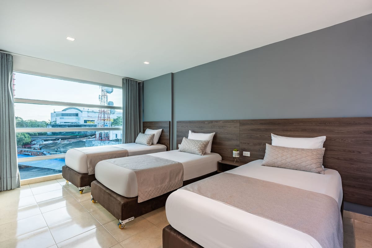 Basic Triple Room | Meja, seterika/papan seterika, Wi-fi percuma, cadar katil