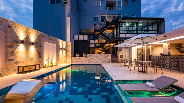 Outdoor pool, open 10:00 AM to 10:00 PM, pool loungers - Hotel Elite (Barrancabermeja)