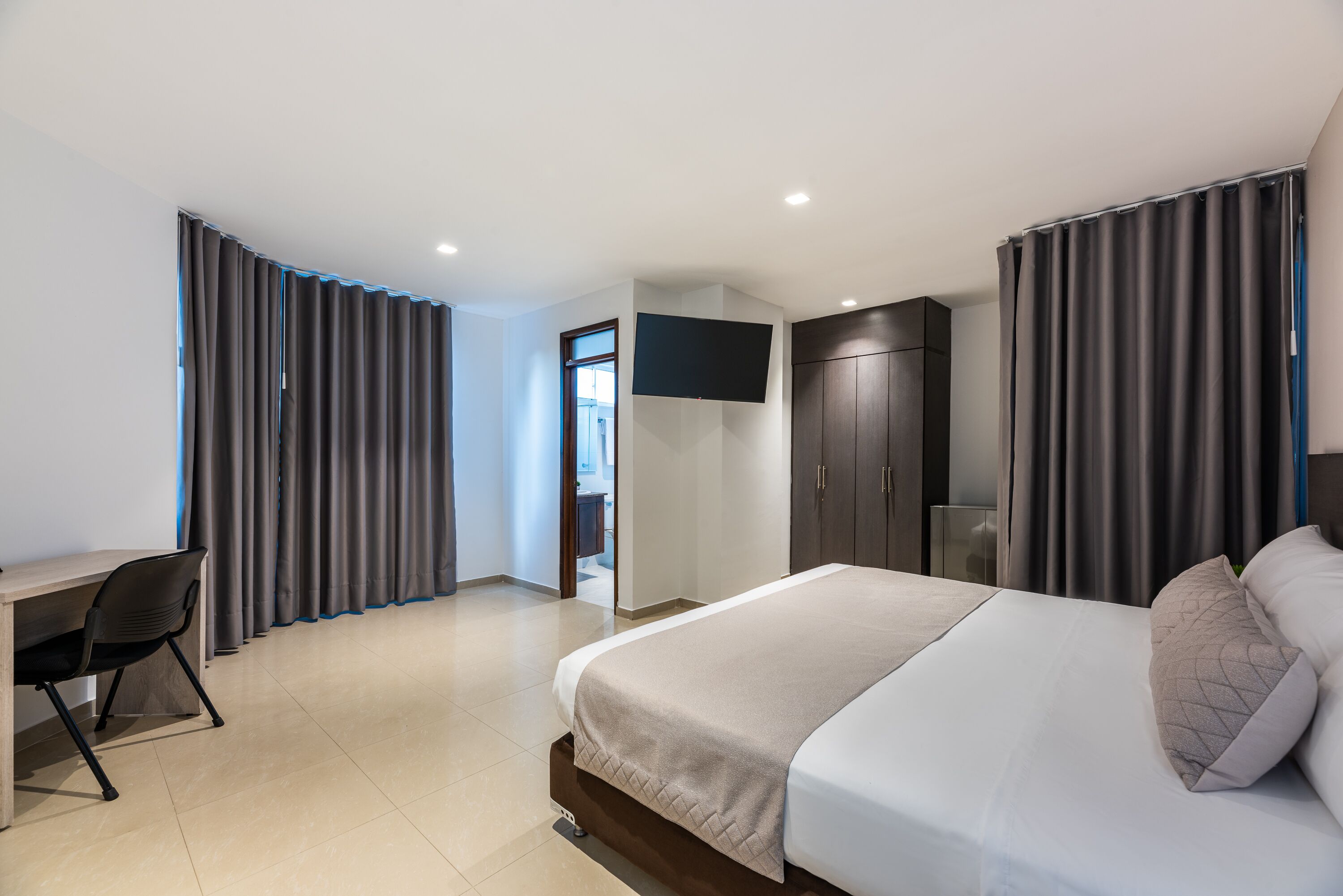 deluxe room | 1 bedroom, desk, iron/ironing board, free wifi