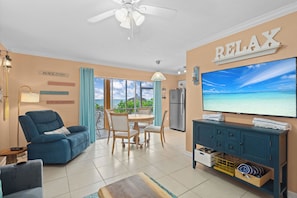 Fernseher, DVD-Player, Stereoanlage, Arbeitsbereiche