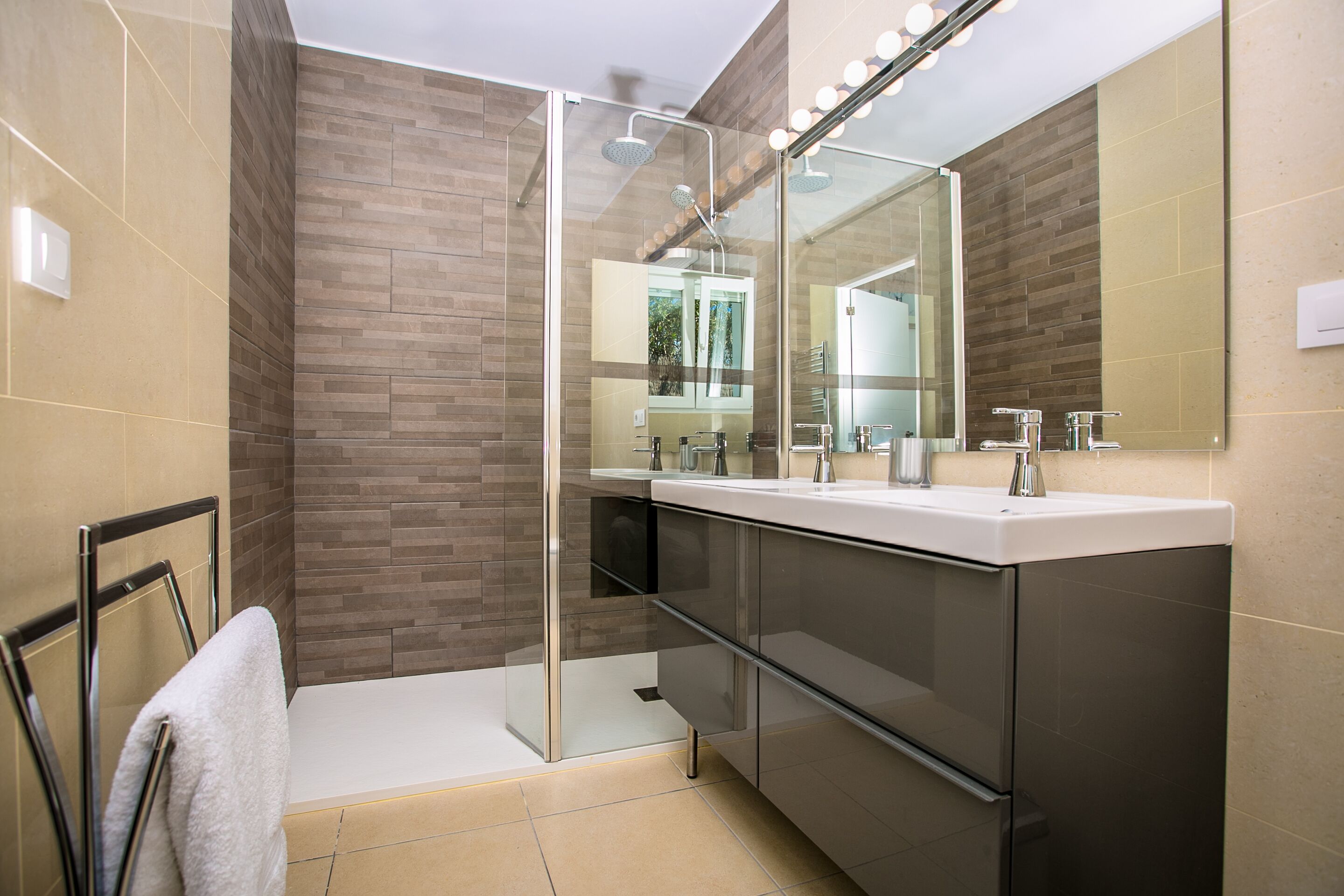 Combined shower/tub, hair dryer, towels, soap