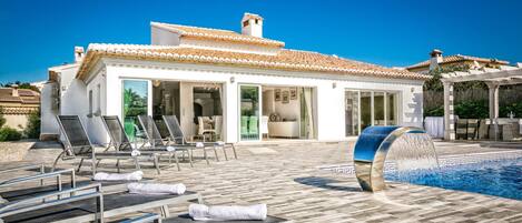 Una piscina al aire libre, una piscina climatizada
