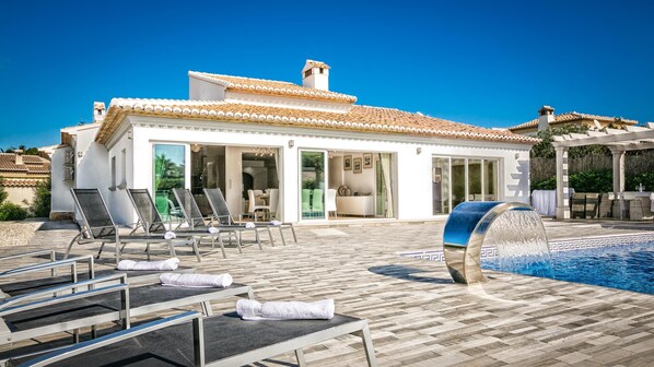 Een buitenzwembad, een verwarmd zwembad