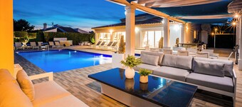 Experience Unrivalled Luxury: Private 6-Bed Villa Escape with Hot Tub, Bar, WiFi