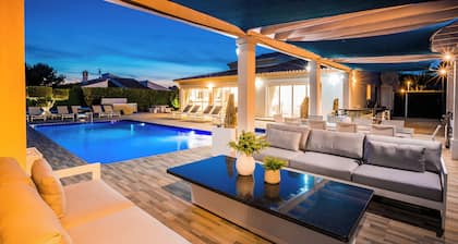 Experience Unrivalled Luxury: Private 6-Bed Villa Escape with Hot Tub, Bar, WiFi