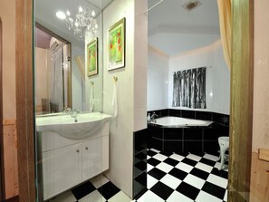 Habitación cuádruple | Baño | Bañera profunda y cabezal de ducha tipo lluvia