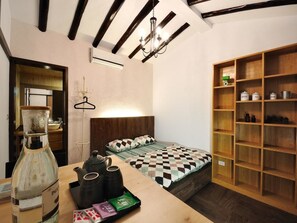 スーペリア ダブルルーム | デスク、遮光カーテン、WiFi (無料)、ベッドシーツ