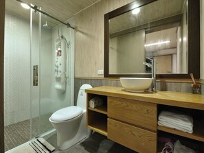 スタンダード ダブルルーム | バスルーム | 深めの浴槽、レインフォールシャワー、バスアメニティ (無料)、ヘアドライヤー