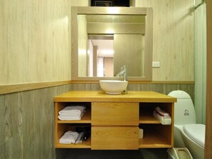 Phòng đôi Superior | Phòng tắm | Bồn tắm ngâm, vòi sen phun mưa, đồ dùng nhà tắm miễn phí 