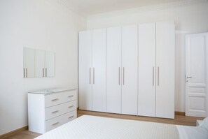 1 slaapkamer, een strijkplank/strijkijzer, wifi, beddengoed