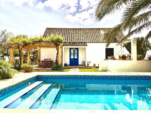 Maison espagnole traditionnelle avec piscine privée près de la plage